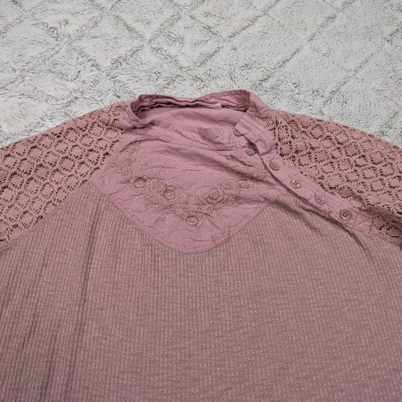 Free People Shirt Women's M Pink Rose Sweetest Thing Thermal Top Lace Sleeves - Picture 2 of 9